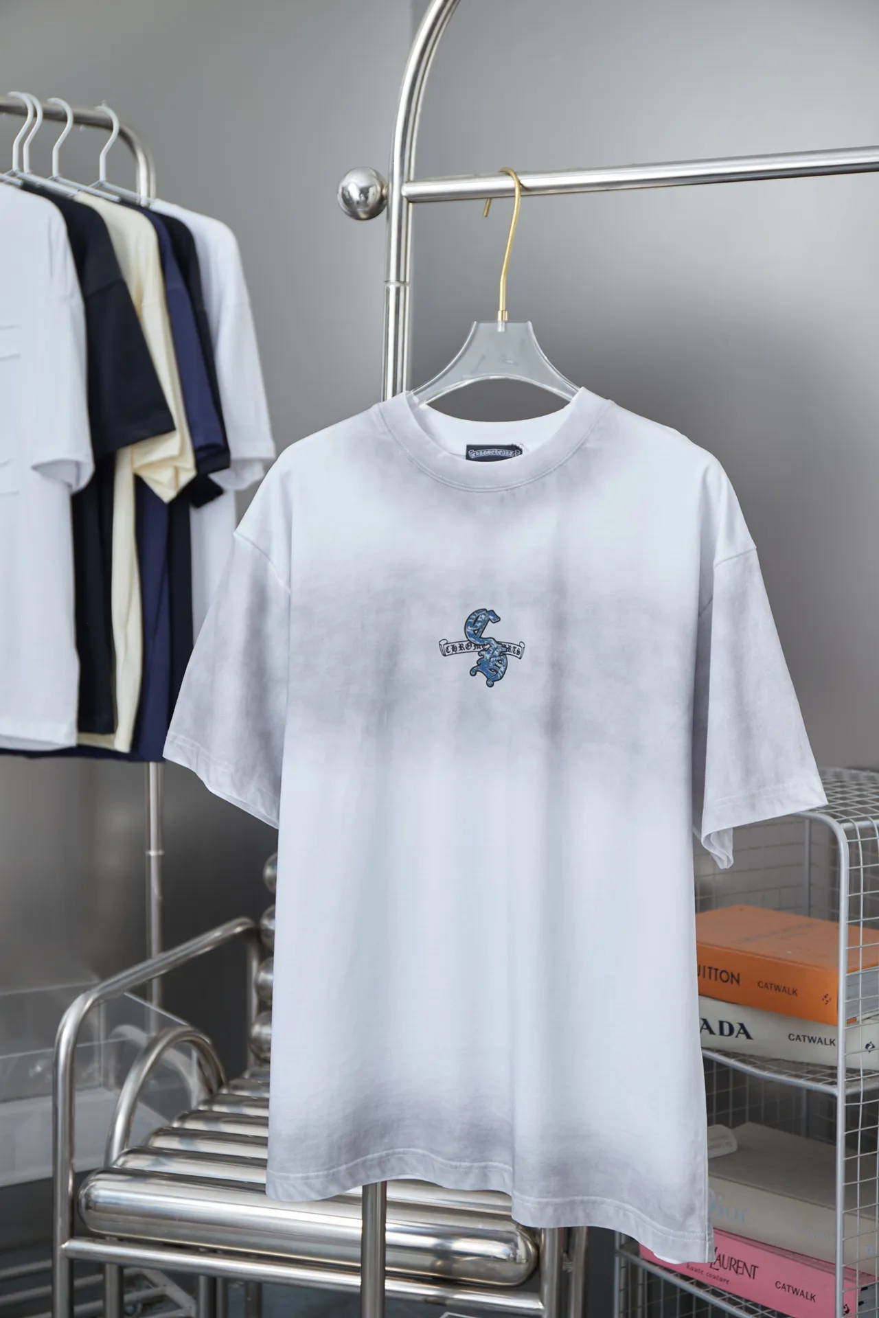 🅿️200 Ch*ome Hearte 25SS early spring new style, Croix heart logo printed short sleeves, light luxury, a must-have item for daily commuting for men and women, correct version, welcome to compare, detailed features · 320g 100% pure cotton double yarn jersey fabric · Custom dyed in the same vat, special thickened 32 count double-strand 1X1 thread · Digital direct printing ➕ Three-dimensional thick letter logo · Ready-to-wear dyeing Then do the faded fried snowflake process, then wash it to make it look old · General washing to improve the effect · Double needle stitching and cross-stitch process · Original main mark, washed tag, brand moisture-proof paper packaging Color: black/white Size: S/M/L/XL